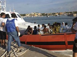 救助求めた炎が燃え移る 伊の移民船遭難、死者３００人超す恐れ