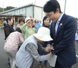 進次郎政務官「仮面ライダーのように」被災地で