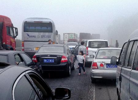 外ではめまいや息苦しさ、高速道路は通行止め 北京の大気汚染「深刻」
