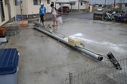 宮崎で突風:住宅３０棟が瓦を飛ばされる 「竜巻と推定」