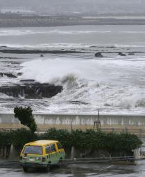 非常に強い台風24号 沖縄県で1人けが、4700世帯が停電