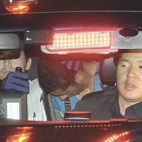 警視庁三鷹署に連行される容疑者（右から２人目）