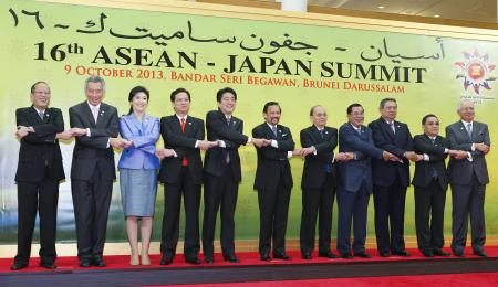 首相、集団的自衛権行使へ決意 日ＡＳＥＡＮ首脳会議