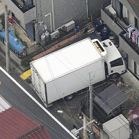 家にトラックで突っ込んだ男、住人切りつけ逮捕