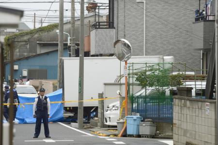 刃物男、トラックで民家突入 住民切りつけ４人負傷 川口市