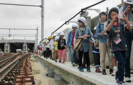 １０００人が北陸新幹線の線路を歩く（石川県）