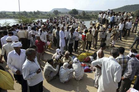 寺院参拝者が橋の上で転倒、８９人死亡 インド