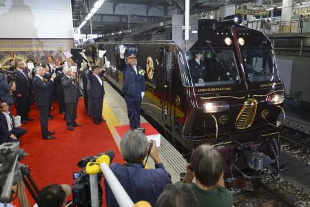 「ななつ星」一番列車出発 来年6月まで予約埋まる