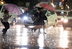 台風２６号:関東の学校、１６日は臨時休校など