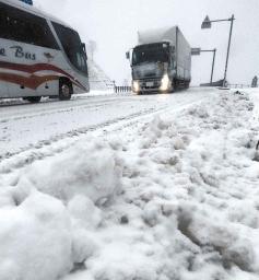 台風迫る北海道、帯広・釧路で初雪 記録的な早さ