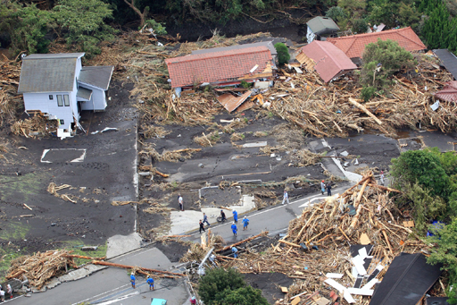 伊豆大島で１３人死亡＝多数の住宅埋まり、５０人不明—役場避難勧告せず・東京