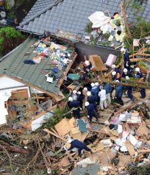 １６人死亡、４０人以上不明＝土石流直撃か、救出作業続く—台風被害・伊豆大島