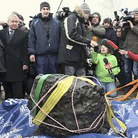 １６日、ロシア中部チェリャビンスク州で、湖から引き上げられた隕石（ＡＰ）