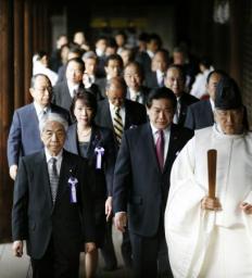 新藤総務相ら、靖国神社を参拝 安倍首相は真榊奉納