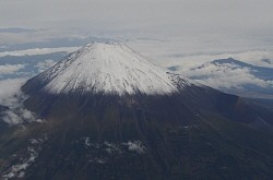 富士山:初雪化粧宣言 平年より１９日遅い初冠雪