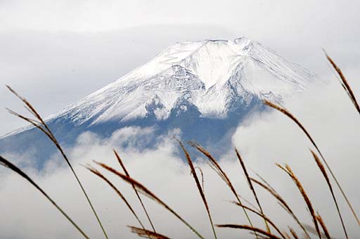 富士山が初冠雪 平年より19日遅く