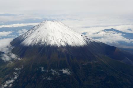 平年より１９日遅く…富士山で初冠雪観測