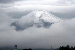 平年より19日遅く…富士山で「初冠雪」観測