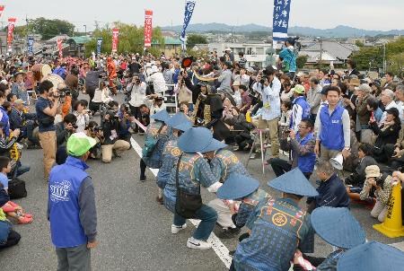 戦乱舞台で綱引き…大津