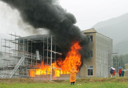 木造３階校舎建築へ 火災実験で検証