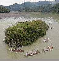 緑戻った島巡る～熊野速玉大社「御船祭」早船