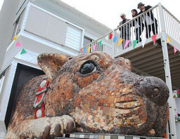 犬島に巨大な彫像完成