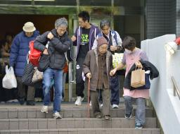 伊豆大島:捜索活動を再開…避難勧告解除