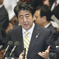 衆院予算委で答弁する安倍首相（国会で）