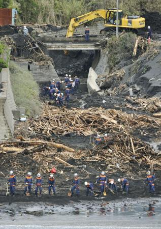 【伊豆大島】 「次の台風来る前に」懸命捜索 避難解除で住民安堵