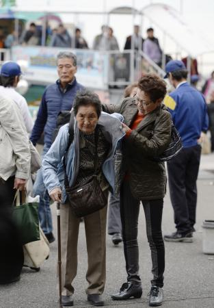 伊豆大島、高齢者ら１１９人島外へ 台風に備え避難