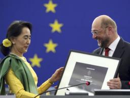 スー・チー氏 ２３年ぶりの授賞式