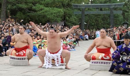 白鵬と日馬富士、土俵入りを奉納 島根・出雲大社