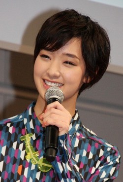 〈速報〉剛力彩芽、山里のノリノリ告白に笑顔