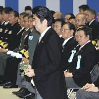 安倍首相:自衛隊追悼式に出席 「世界の平和貢献へ全力」