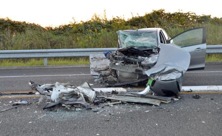 東九州道:乗用車とワゴン車正面衝突、２人死亡 宮崎