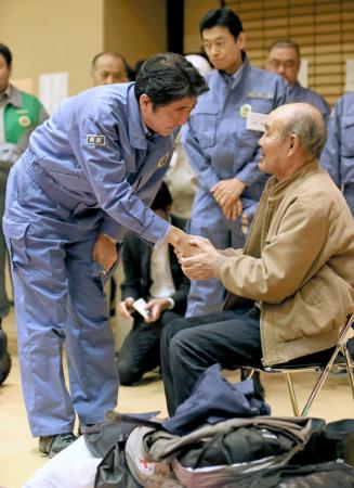 安倍総理が伊豆大島視察 激甚災害指定へ早急作業