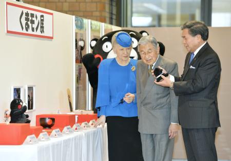 両陛下、「くまモン」と対面 熊本県庁