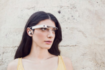 Google Glass最新モデルの画像が公開 - 新版はイヤホン取り付け可能に