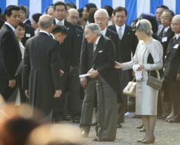 山本太郎参院議員、天皇陛下に手紙渡す 秋の園遊会で