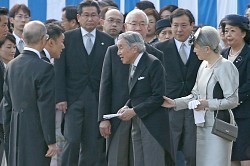 秋の園遊会:山本太郎議員が突然 陛下に手紙手渡す