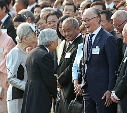 両陛下、長嶋茂雄元巨人監督らと歓談 秋の園遊会