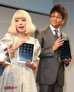 きゃりー＆哀川翔、新型ｉＰａｄに興奮