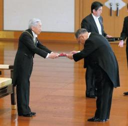 皇居で大綬章親授式＝キヤノン御手洗会長ら出席