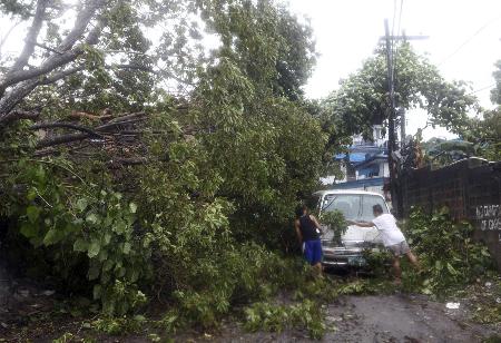 超大型の台風30号 フィリピン中部で100人以上が死亡の情報も