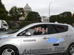 自動運転車:初の公道実験 首相も試乗「日本は世界一」