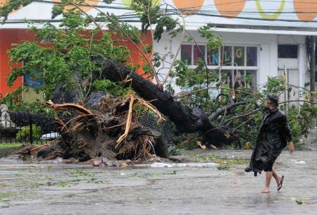 台風直撃のフィリピン、死者１２００人超か 高潮で甚大被害