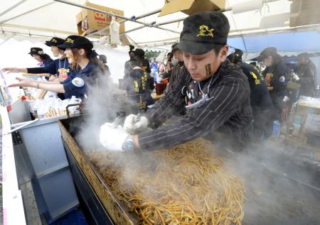 Ｂ―１グランプリ最高賞は福島「なみえ焼そば」