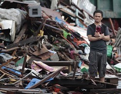 フィリピン台風 １万人規模の死者か、大統領が被災地を視察