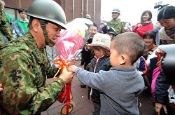 伊豆大島:最後の自衛隊員 島外へ撤収 拍手で見送り