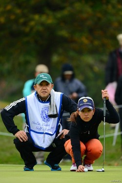 プロ３年目の吉野茜 「びっくり」の首位発進